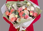 Купить Букет «Я люблю» из кустовых роз, пионовидных роз и диантусов в  с бесплатной доставкой: цена, фото, описание