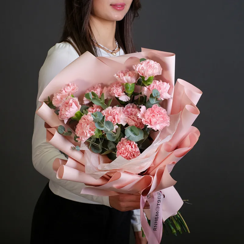 Букет из розовых гвоздик и эвкалипта