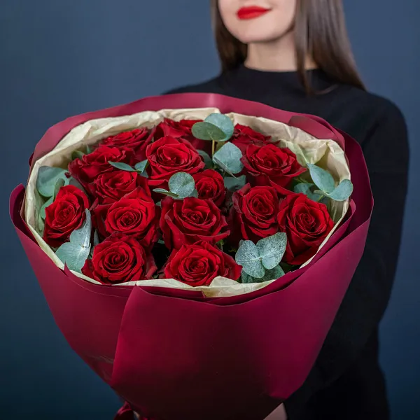 Купить Букет из 15 красных роз 50 см с эвкалиптом в  с бесплатной доставкой: цена, фото, описание