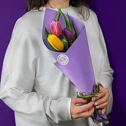 Купить Букет 3 тюльпана микс в упаковке в Санкт-Петербурге с бесплатной доставкой: цена, фото, описание