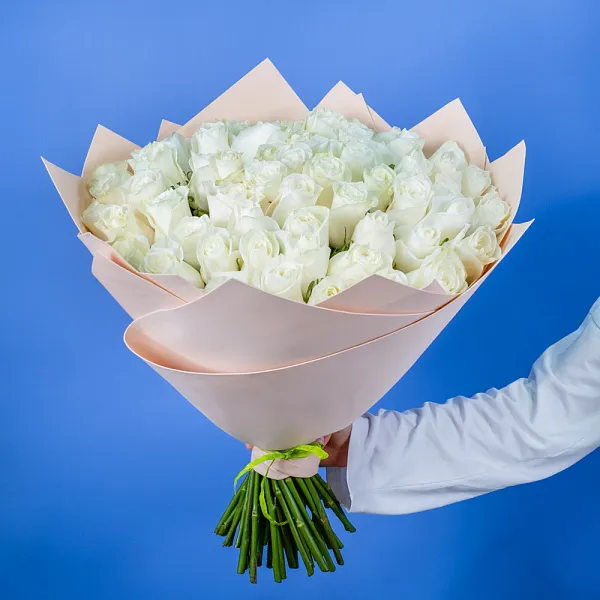 Купить Букет из 60 белых роз 50 см (Эквадор) в  с бесплатной доставкой: цена, фото, описание