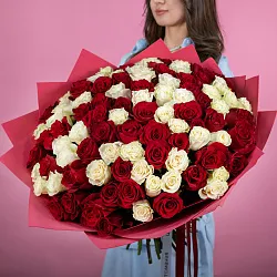 Купить Букет из 101 белой и красной розы 50 см (Эквадор) в  с бесплатной доставкой: цена, фото, описание