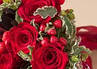 Купить Букет невесты из красных роз и гиперикума в  с бесплатной доставкой: цена, фото, описание