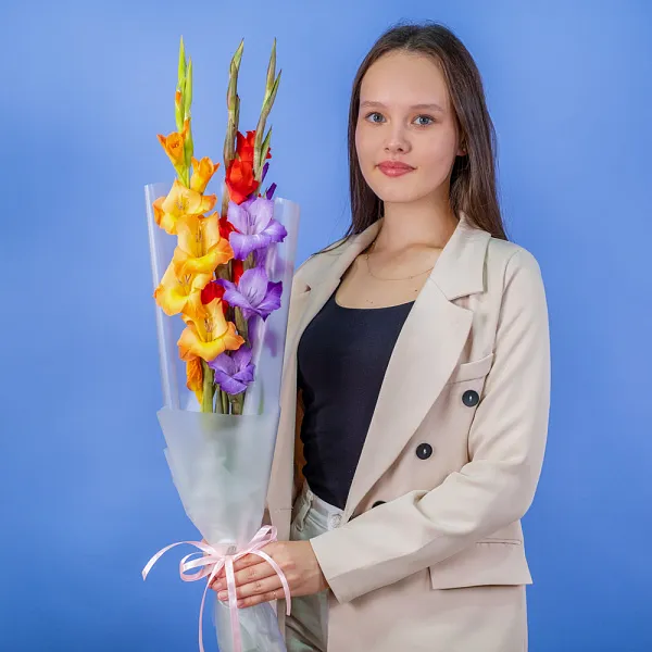 Купить Букет из 3 гладиолусов микс в упаковке в  с бесплатной доставкой: цена, фото, описание