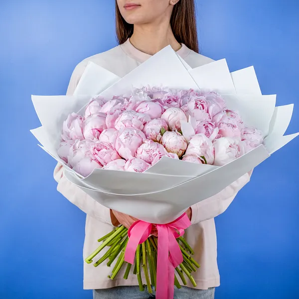Купить Букет из 45 розовых пионов (Премиум) в  с бесплатной доставкой: цена, фото, описание