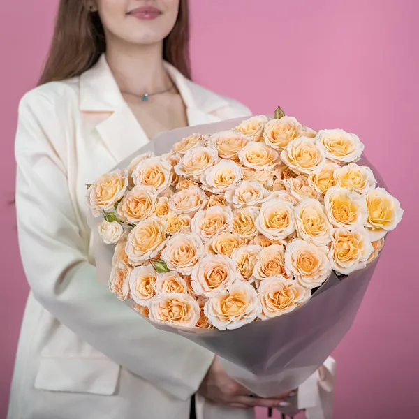 Купить Букет их 15 кремовых кустовых роз 60 см в  с бесплатной доставкой: цена, фото, описание