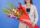 Купить Букет из 15 гладиолусов микс в упаковке в  с бесплатной доставкой: цена, фото, описание