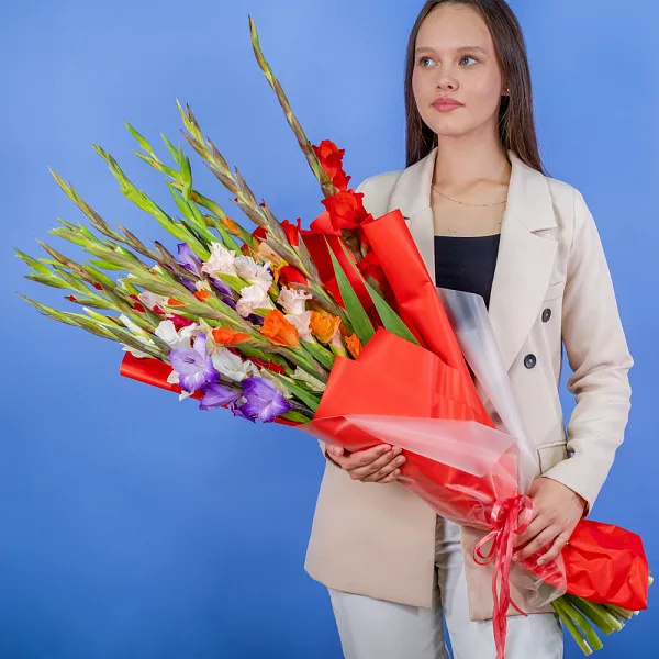 Купить Букет из 15 гладиолусов микс в упаковке в  с бесплатной доставкой: цена, фото, описание