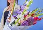 Купить Букет из 11 гладиолусов микс с экзотикой в  с бесплатной доставкой: цена, фото, описание