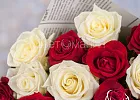 Купить Букет из 35 белых и красных роз 60 см (Россия) в упаковке в  с бесплатной доставкой: цена, фото, описание