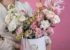 Купить Композиция в шляпной коробке «Ванильное небо» в  с бесплатной доставкой: цена, фото, описание
