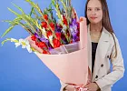 Купить Букет из 25 гладиолусов микс в упаковке в  с бесплатной доставкой: цена, фото, описание