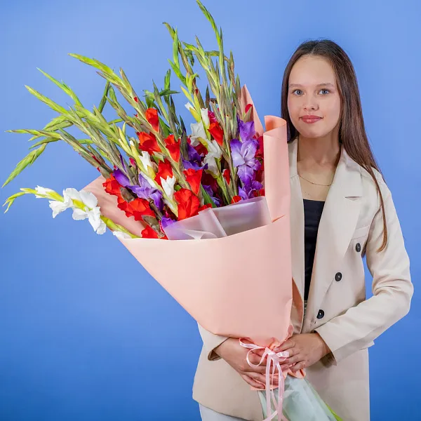 Купить Букет из 25 гладиолусов микс в упаковке в  с бесплатной доставкой: цена, фото, описание