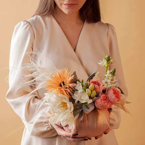 Купить Композиция в тыкве «Светлое золото» в  с бесплатной доставкой: цена, фото, описание