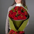 Букет из 15 красных роз с тиласпией