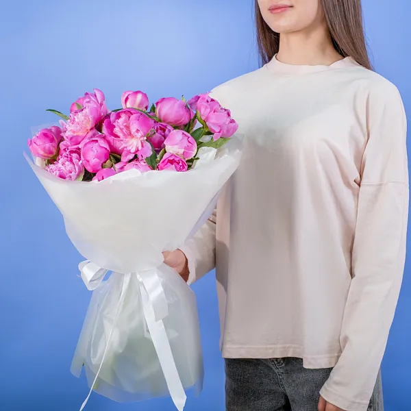 Купить Букет из 25 малиновых пионов (Премиум) в  с бесплатной доставкой: цена, фото, описание