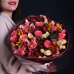 Купить Букет «51 роза Кения с альстромерией» в Санкт-Петербурге с бесплатной доставкой: цена, фото, описание