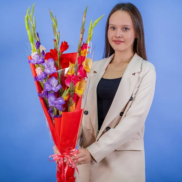 Купить Букет из 5 гладиолусов микс в упаковке в  с бесплатной доставкой: цена, фото, описание