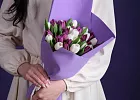 Купить Букет 35 микс белых и фиолетовых тюльпанов в Санкт-Петербурге с бесплатной доставкой: цена, фото, описание