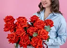 Купить Корзина 15 алых французских роз с эвкалиптом в  с бесплатной доставкой: цена, фото, описание