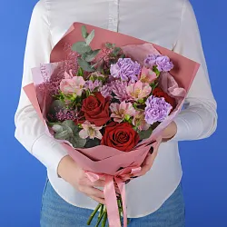 Купить Букет «Впечатление» из диантусов, альстромерий и красных роз в Санкт-Петербурге с бесплатной доставкой: цена, фото, описание