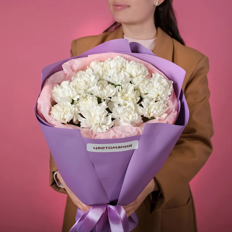 Букет из 17 белых гвоздик в упаковке