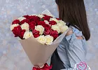 Купить Букет из 35 белых и красных роз 60 см (Россия) в упаковке в  с бесплатной доставкой: цена, фото, описание