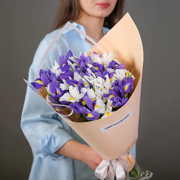 Купить Букет из 25 ирисов микс в упаковке в с бесплатной доставкой: цена, фото, описание