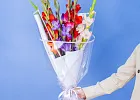 Купить Букет из 9 гладиолусов микс в упаковке в  с бесплатной доставкой: цена, фото, описание