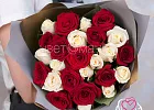 Купить Букет из 25 белых и красных роз 50 см (Россия) в  с бесплатной доставкой: цена, фото, описание