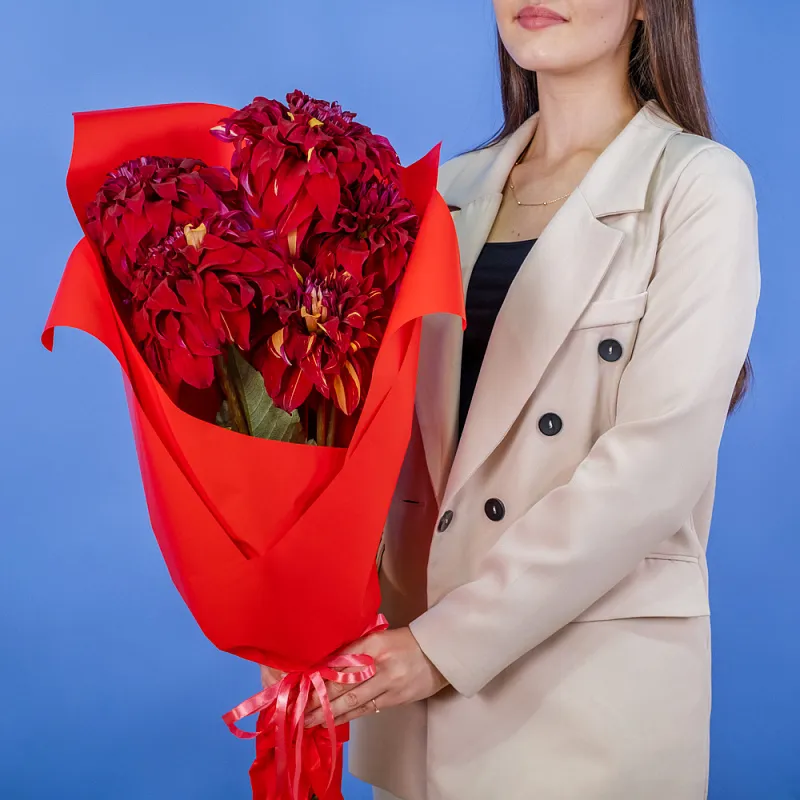 Букет из красных георгинов
