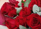 Купить Букет «Грация» из красных роз и веток эвкалипта в Санкт-Петербурге с бесплатной доставкой: цена, фото, описание