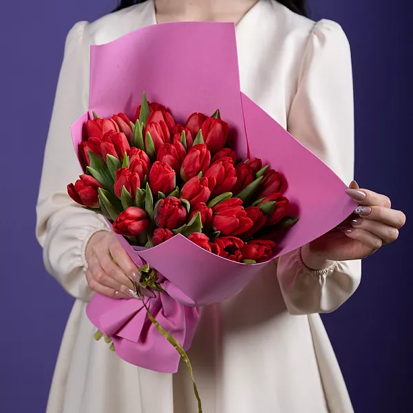 Купить Букет 35 красных тюльпанов в  с бесплатной доставкой: цена, фото, описание