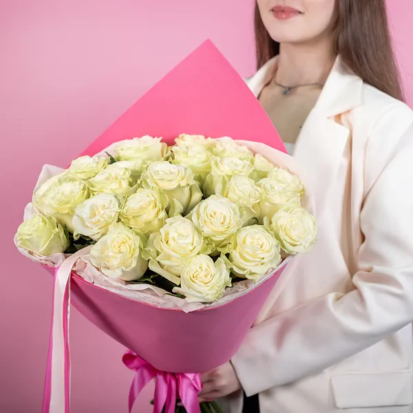 Купить Букет из 25 белых роз 40-50 см (Эквадор) в  с бесплатной доставкой: цена, фото, описание