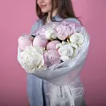 Букет из 11 белых и розовых пионов (Премиум)