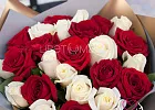Купить Букет из 25 белых и красных роз 50 см (Россия) в  с бесплатной доставкой: цена, фото, описание