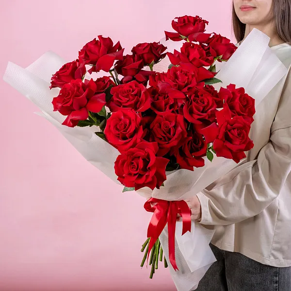 Купить Букет из 25 красных французских роз в  с бесплатной доставкой: цена, фото, описание