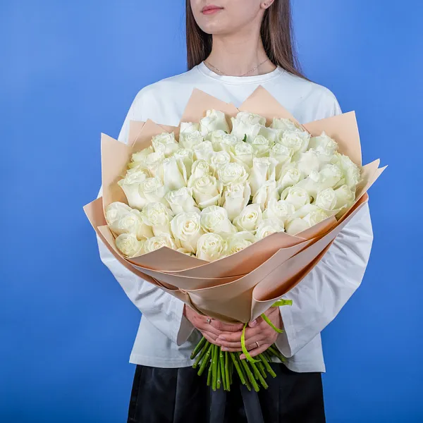 Купить Букет из 60 белых роз 50 см (Эквадор) в  с бесплатной доставкой: цена, фото, описание
