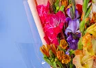 Купить Букет из 7 гладиолусов микс с альстромерией в  с бесплатной доставкой: цена, фото, описание