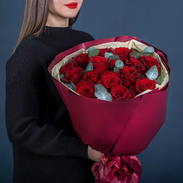 Купить Букет из 15 красных роз 50 см с эвкалиптом в  с бесплатной доставкой: цена, фото, описание