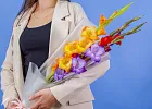 Купить Букет из 3 гладиолусов микс в упаковке в  с бесплатной доставкой: цена, фото, описание