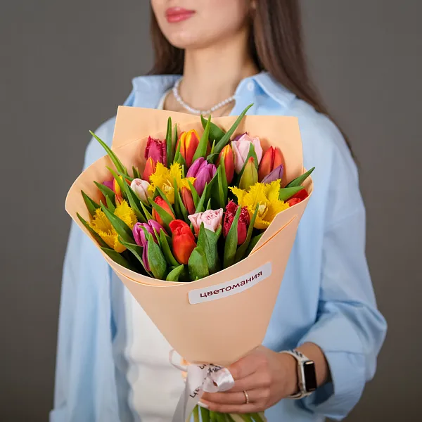 Букет из 25 тюльпанов микс в упаковке