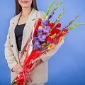 Букет из 5 гладиолусов микс в упаковке