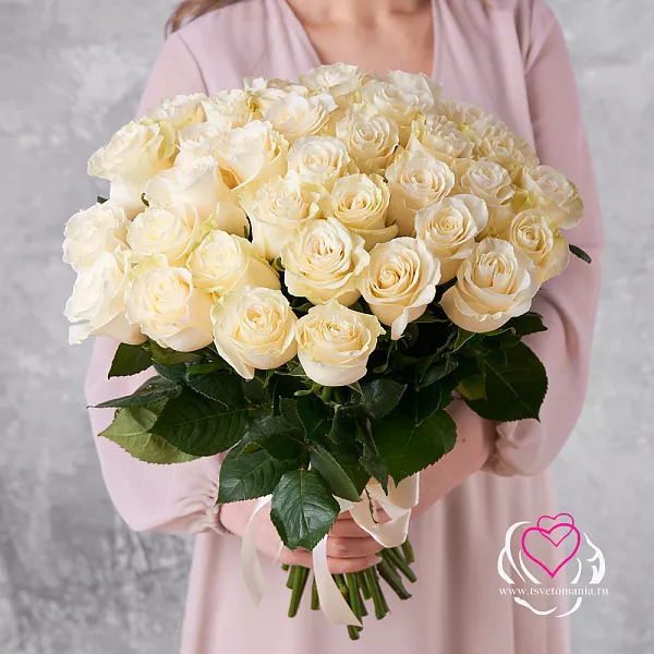 Купить Букет из 35 белых роз 50 см (Эквадор) под ленту в  с бесплатной доставкой: цена, фото, описание