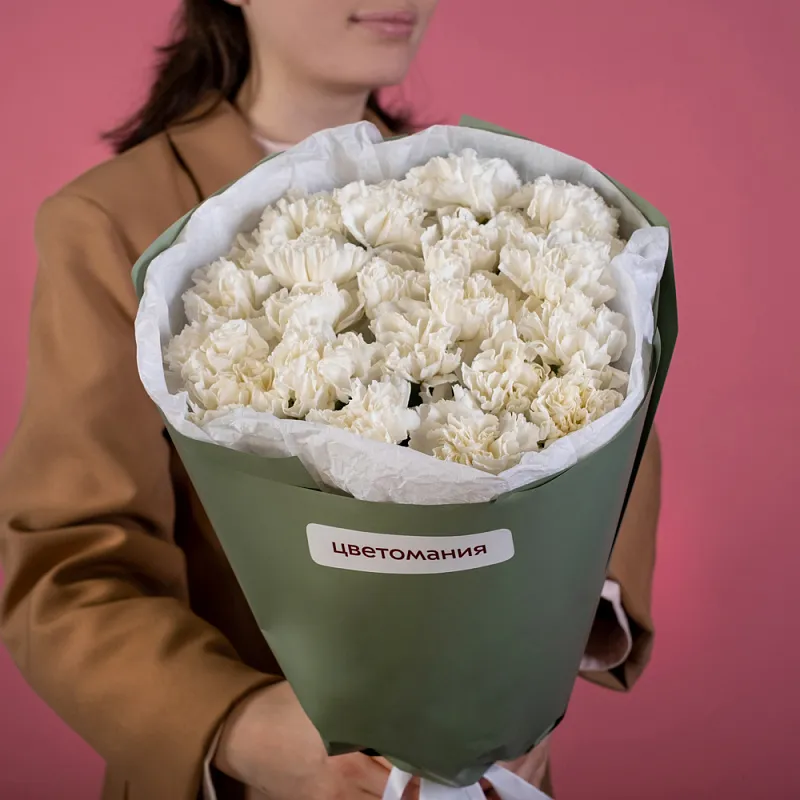 Букет из 15 белых гвоздик в упаковке