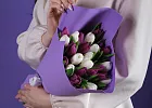 Купить Букет 25 микс белых и фиолетовых тюльпанов в  с бесплатной доставкой: цена, фото, описание