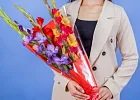 Купить Букет из 5 гладиолусов микс в упаковке в  с бесплатной доставкой: цена, фото, описание