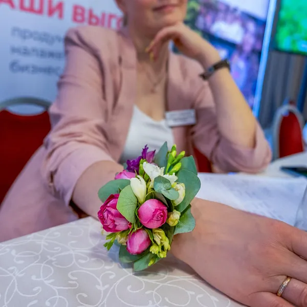 Купить Браслет из живых цветов в розовых тонах в  с бесплатной доставкой: цена, фото, описание