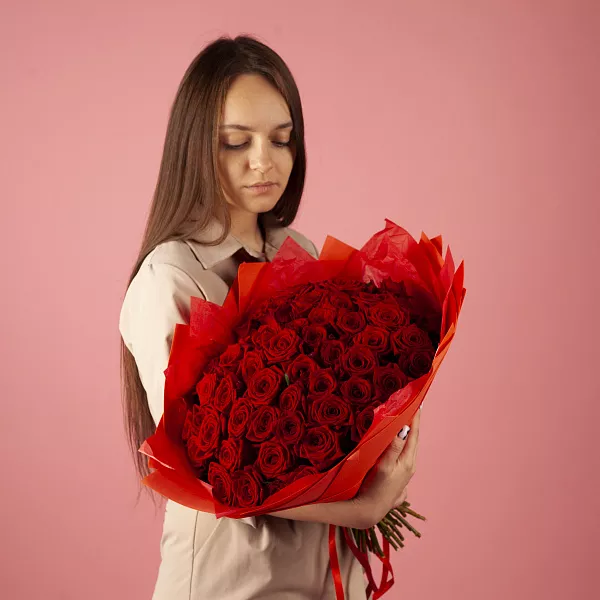 Купить Букет из 51 красной розы 50 см (Россия) в  с бесплатной доставкой: цена, фото, описание