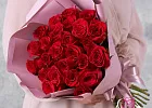 Купить Букет из 25 красных роз 40 см (Эквадор) в упаковке в Санкт-Петербурге с бесплатной доставкой: цена, фото, описание